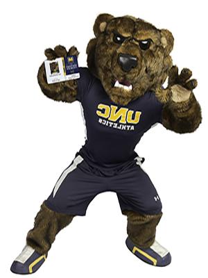 克劳兹是北卡大学的吉祥物，拿着一张北卡大学的学生证.